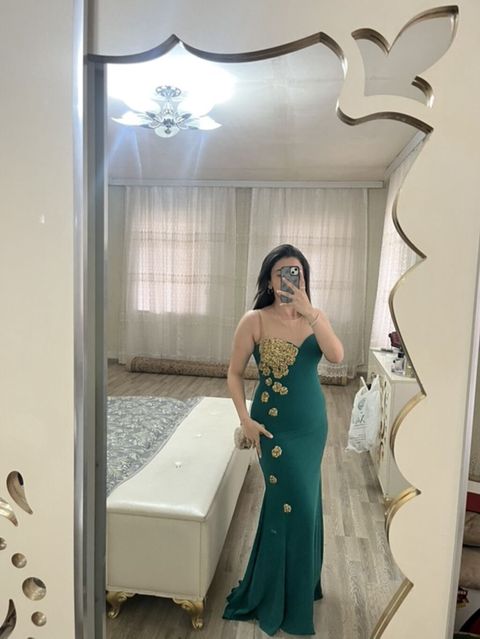 Zümrüd-yaşıl rəngli, bədənə oturan gecə/libas. - Model: korset tipli — Şəmkir