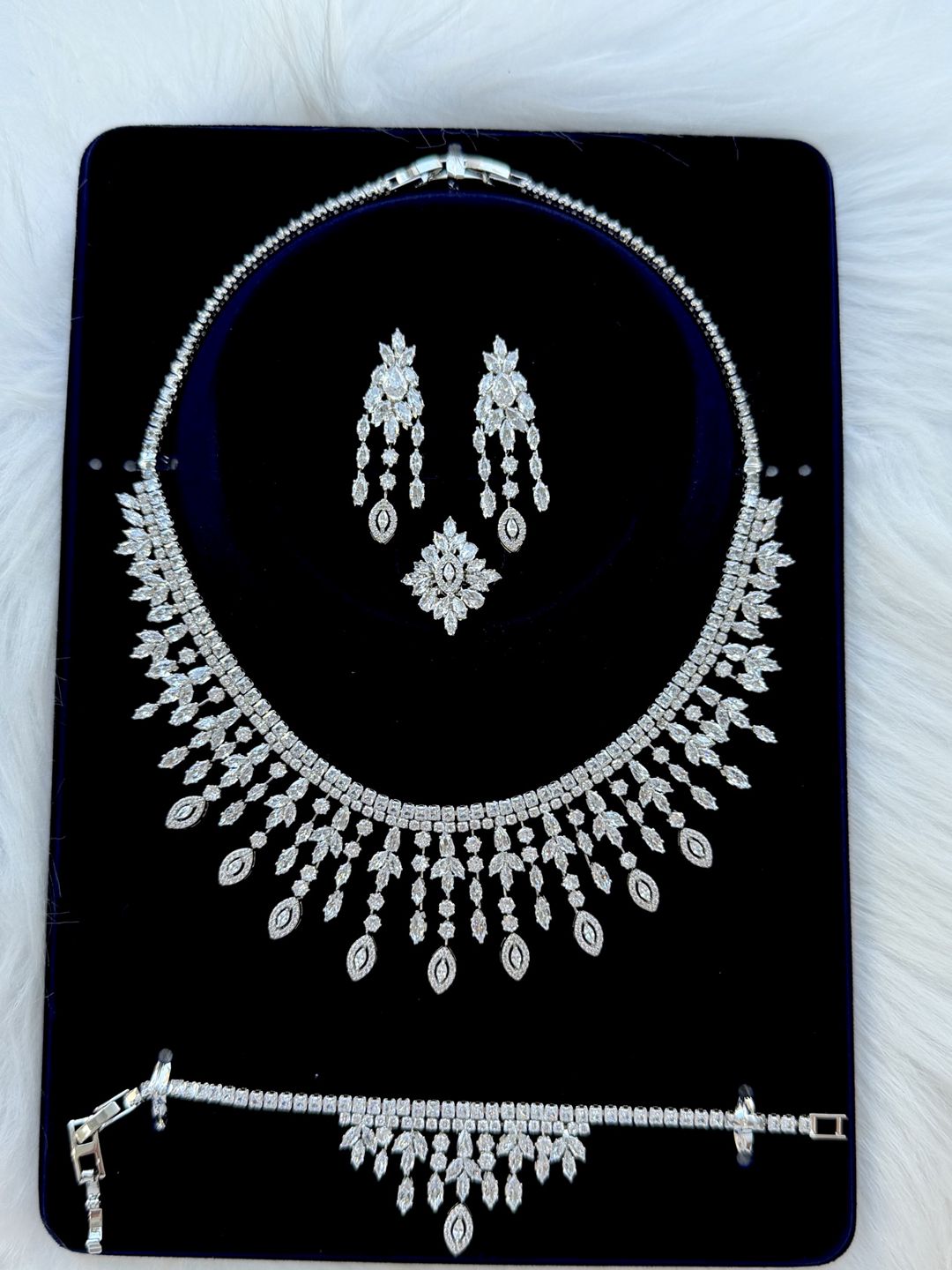 Bijuteriya dəsti boyunbağı, qolbaq, sırğa və üzük 52095 — Mallar, Bakı (2)