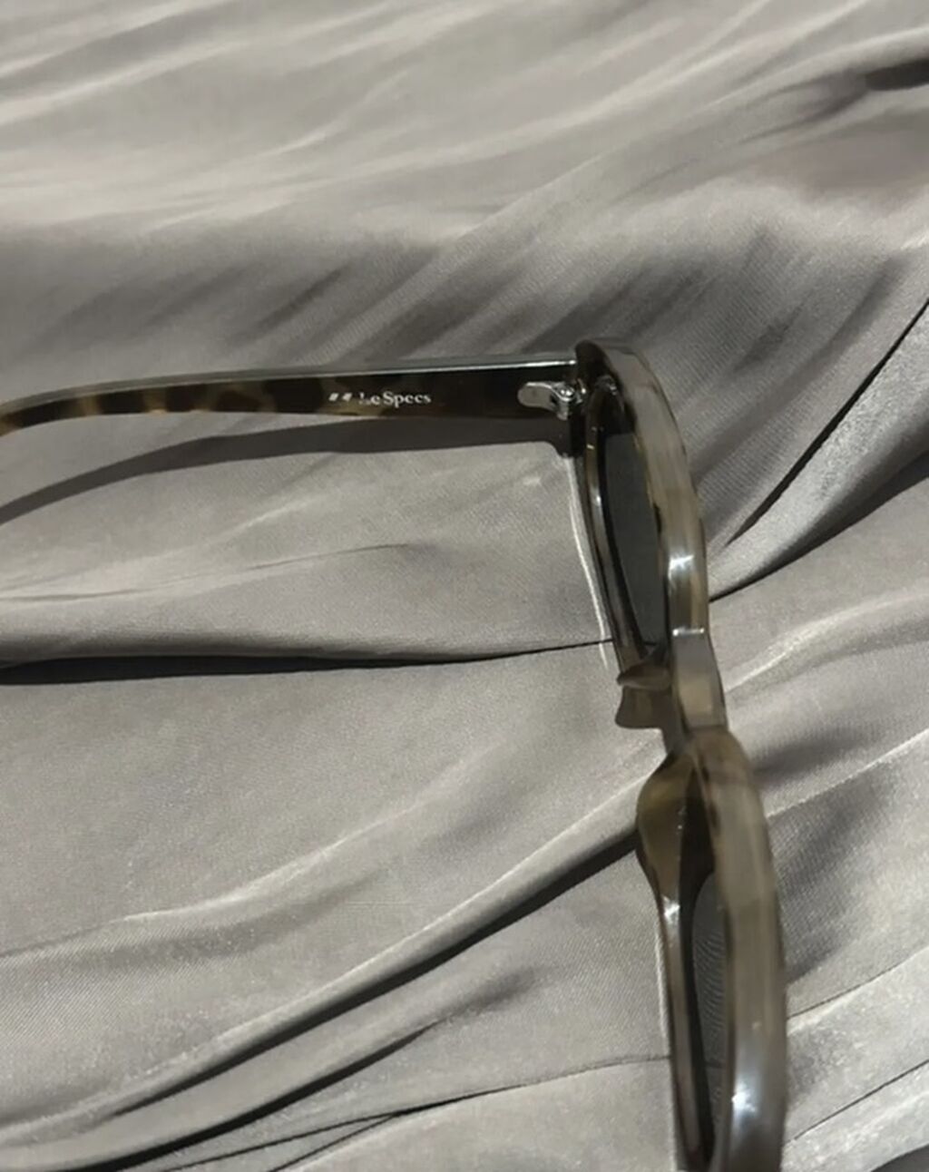 Le Specs gün eynəyi - Brend: Le Specs (sapın içində loqo yazısı — Eynəklər və aksesuarları, Bakı (3)