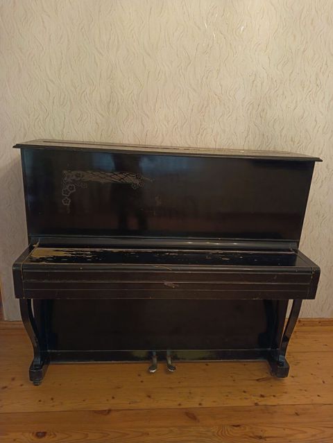Upright piano – klassik dizayn, qara korpus. Xüsusiyyətlər: - Akustik — Gəncə