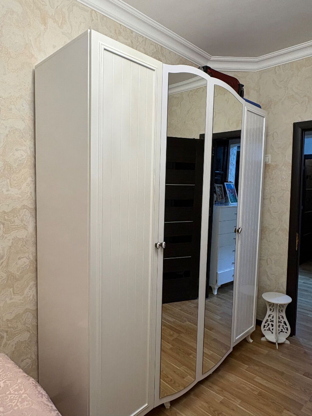 Yeni, 4 qapılı, Güzgülü, Ağ, Açılan, Düz dolab — Şkaflar, Bakı
