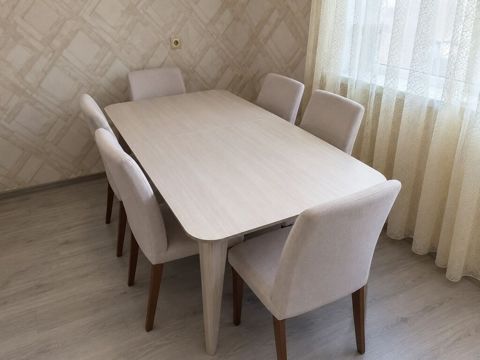 Açıq ağ palıd rəngində yemək otağı dəsti: - Geniş, düzbucaqlı nahar — Bakı
