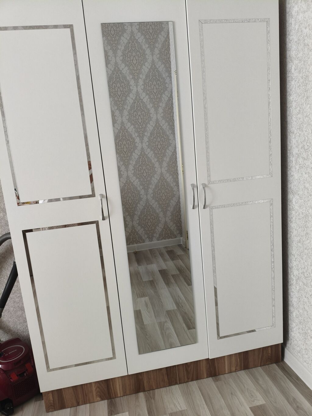 Üç qapılı paltar dolabı - Dizayn: Ağ ön panellər, ortada tam ölçülü — Şkaflar, Bakı (3)