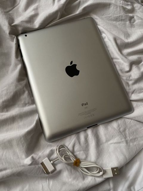 Apple iPad 2 (Model A1395) planşet - Rəng: gümüş arxa/önü ağ çərçivə — Bakı