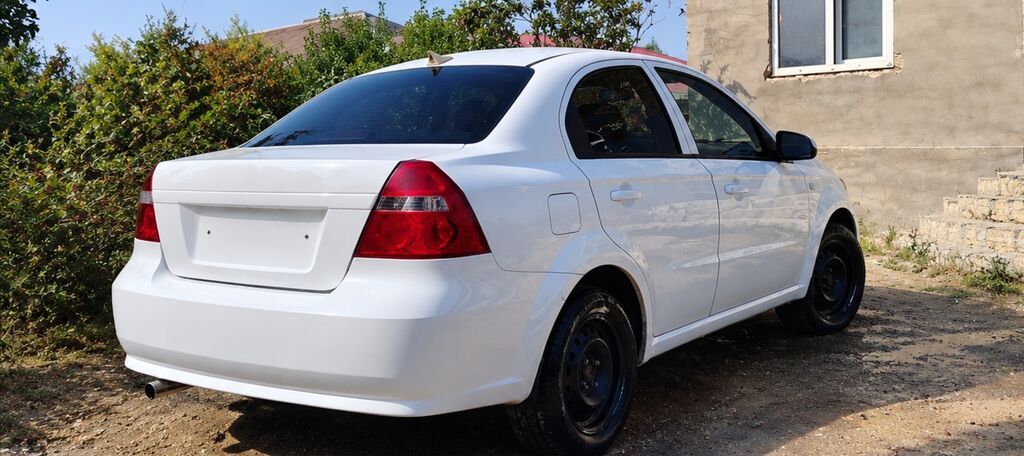 Ağ rəngli sedan avtomobil Xüsusiyyətlər: - Korpus: 4 qapılı sedan, ağ — Avtomobillər, Digah (2)