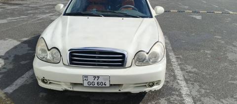 Hyundai Sonata sedan (ağ rəng), AZ dövlət nömrə nişanı 77-GG-604 — Баку