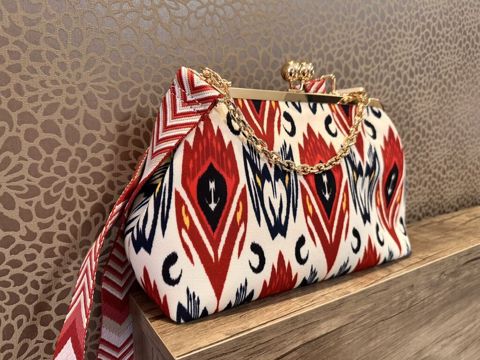 Zenbella qadın çantası – ikat naxışlı, qızılı detal və zəncirli — Bakı