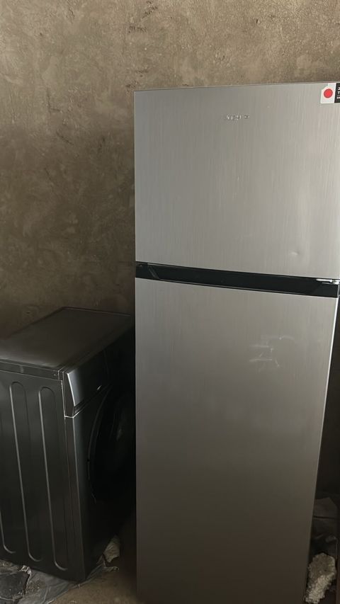 Midea soyuducu – paslanmayan polad rəngdə, iki qapılı (yuxarıda — Bakı