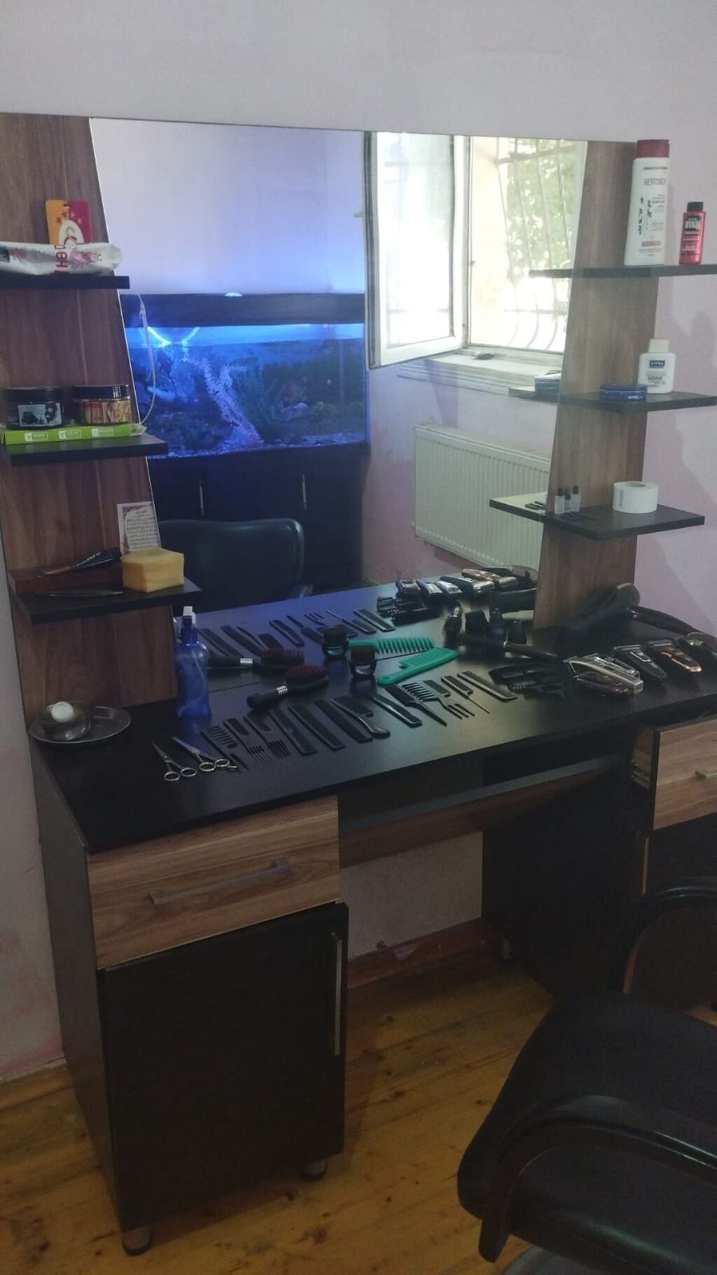 Bərbər avadanlıqları paketi - Bərbər masası: Geniş iş səthi, iri — Salon mebeli, Digah