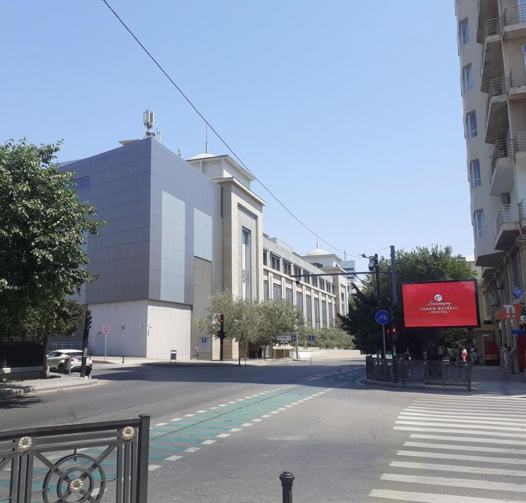 В центре города рядом с Центр банком За 28 Молл, Консерваторией — Mənzil, Bakı (5)