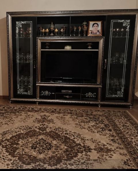 Klassik üslubda qonaq otağı üçün TV stendi və vitrindən ibarət divar — Digah