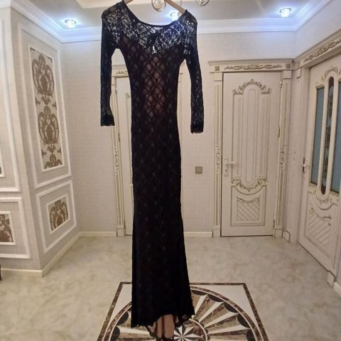 Uzun qara krujeva (dantelli) axşam geyimi - Model: bədənə oturan — Bakı