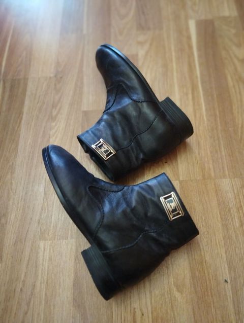 Qara natural dəridən qısa qadın çəkmələri razmer 40-41 - Material — Bakı