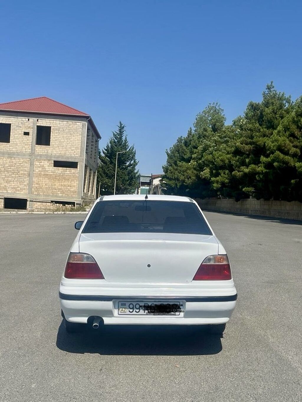 Ağ rəngli sedan, 4 qapılı, ön ötürücülü. Klassik, sadə dizaynlı kuzov — Avtomobillər, Şamaxı (2)