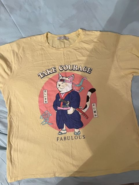 Qrafik çaplı T‑şört - Rəng: açıq sarı - Ön çap: “Take Courage” və — Mehdi