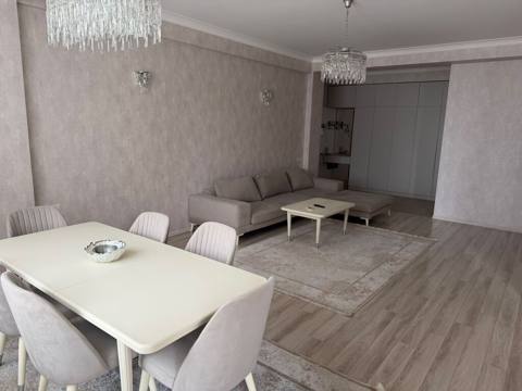 Ağ Şəhərdə, Xətai metrosuna yaxın 3 otaqlı kirayə mənzil Ünvan — Kəmalə xanım