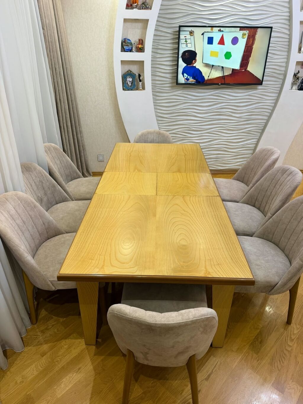 Masa dəsti satılır oturcağı 500₼. Açılır 8 oturcağı var.Ünvan — Mebel, Bakı