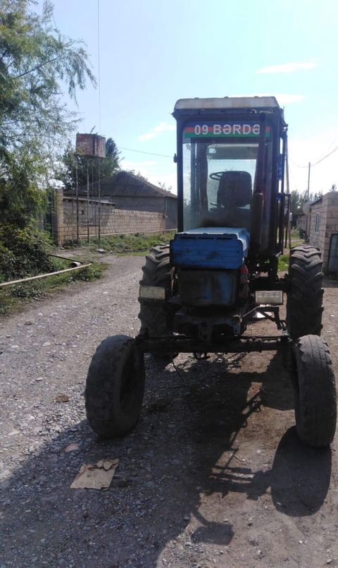 Kənd təsərrüfatı üçün təkərli traktor - Kabinəli konstruksiya: ön və — Bərdə