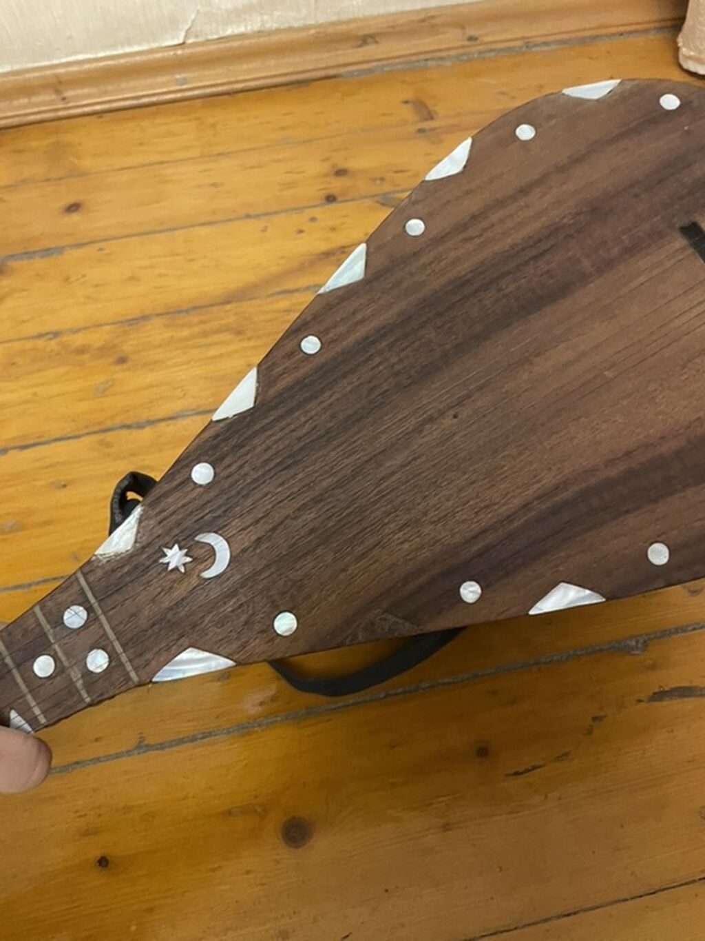 Sədəfli Saz – əl işı, təbii ağacdan Çiyin qayışı mövcuddur Ölçü — Gitarlar və digər simli alətlər, Bakı (2)