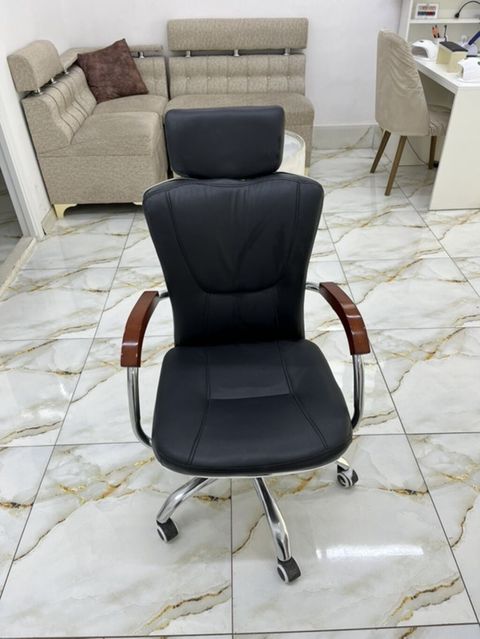 Ofis kreslosu – başaltılı, dərimsi örtüklü - Rəng: qara - Material — Bakı