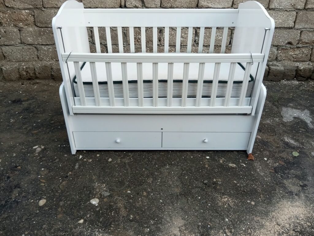Oğlan və qız üçün, İşlənmiş, Dördbucaq, Beşik, Dəstsiz, Matras ilə, Yellənmə mexanizmi ilə — Bəşikləri, Bakı (2)