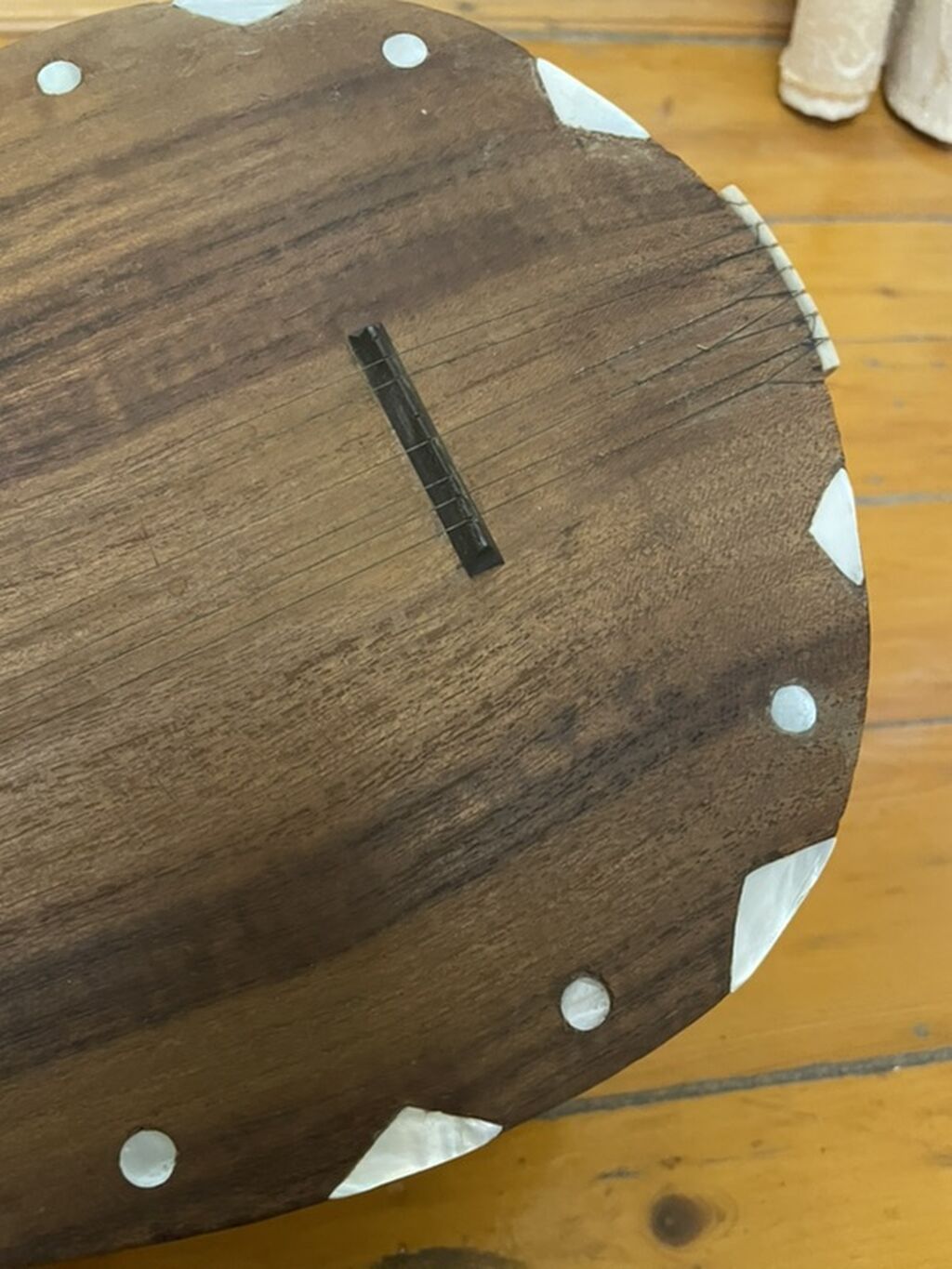 Sədəfli Saz – əl işı, təbii ağacdan Çiyin qayışı mövcuddur Ölçü — Gitarlar və digər simli alətlər, Bakı (5)