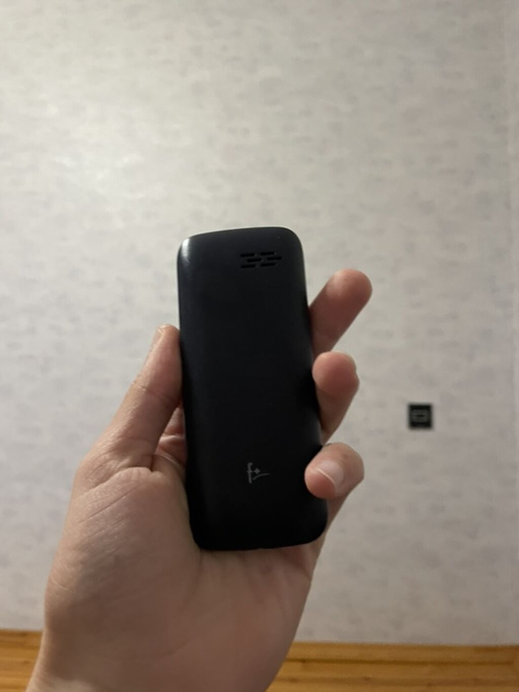 Sadə düyməli mobil telefon - Rəng: qara, kompakt korpus - Ekran — Digər smartfonlar, Digah (2)