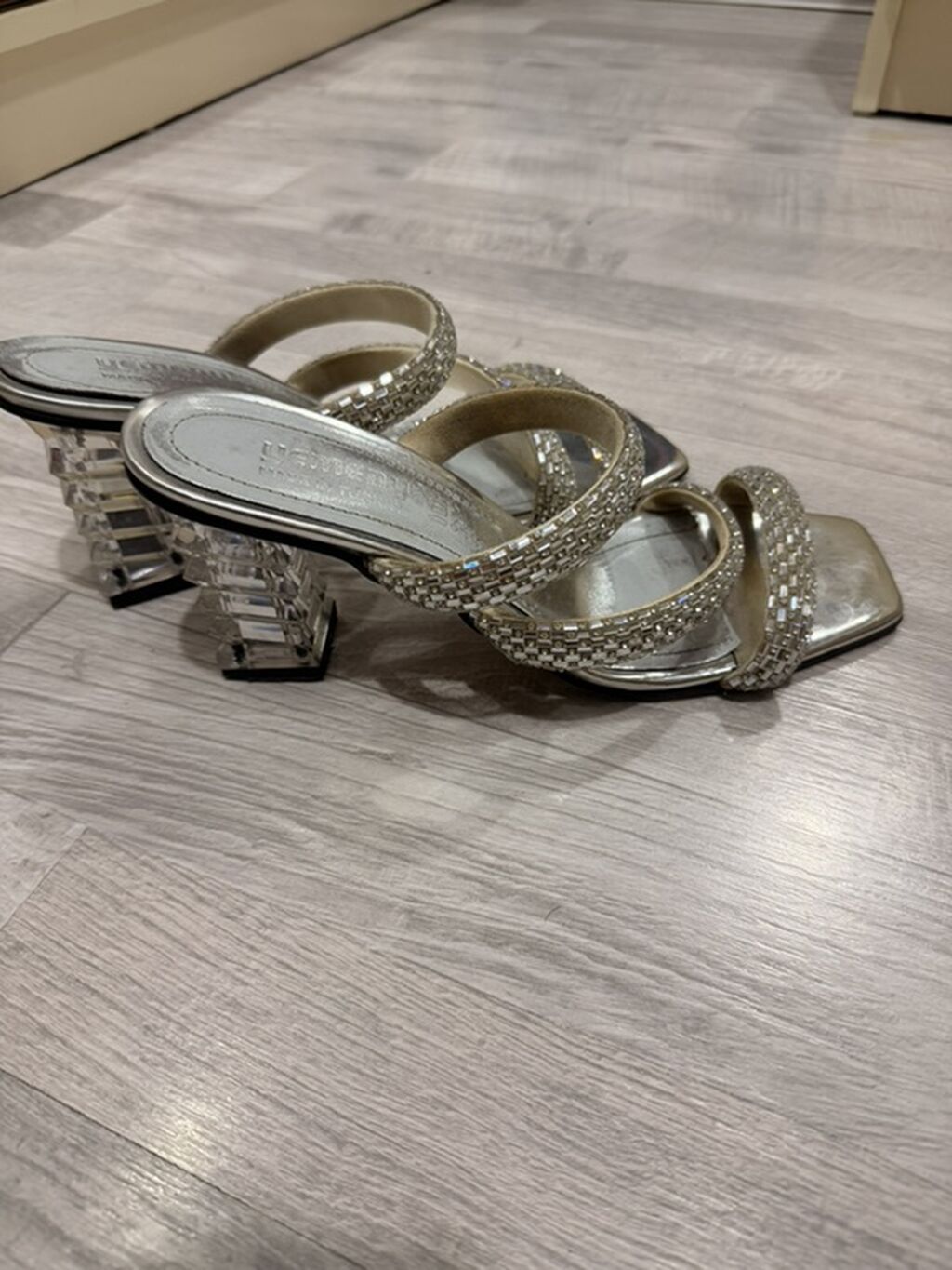 Zər ifli qadın sandaleti – gümüşü rəngdə, kvadrat burunlu, açıq — Sandal, Xırdalan (2)