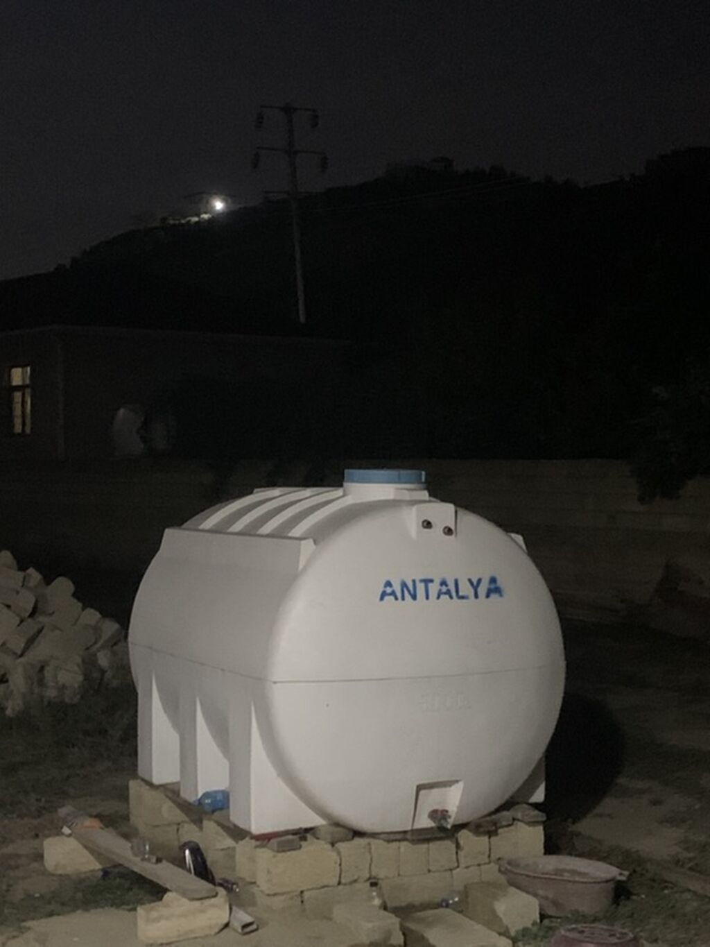 Antalya marka plastik su çəni 5 tondur, goradildə həyətdədir, zədəsi — Su çənləri, kanisterləri, bochkalar, Bakı