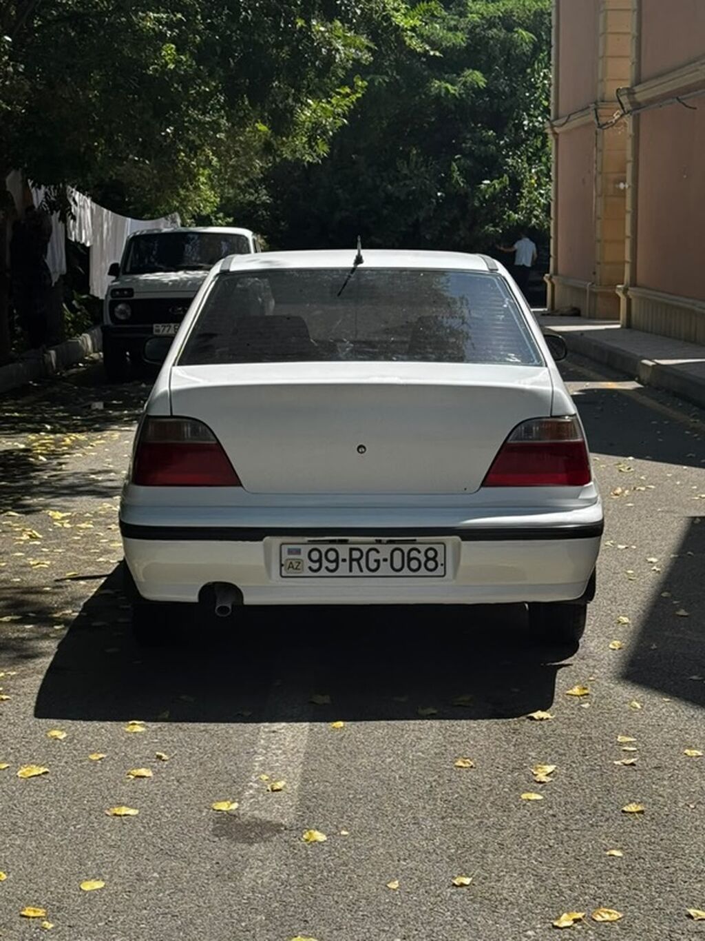 Ağ rəngli sedan, 4 qapılı, ön ötürücülü. Klassik, sadə dizaynlı kuzov — Avtomobillər, Şamaxı (4)