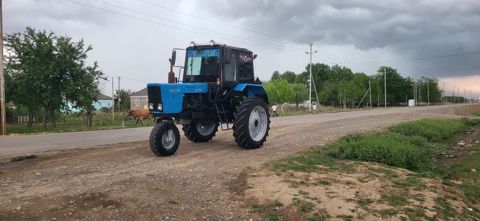 Belarus MTZ traktoru - Model: Belarus (MTZ seriyası) kabinəli - Rəng — Biləsuvar