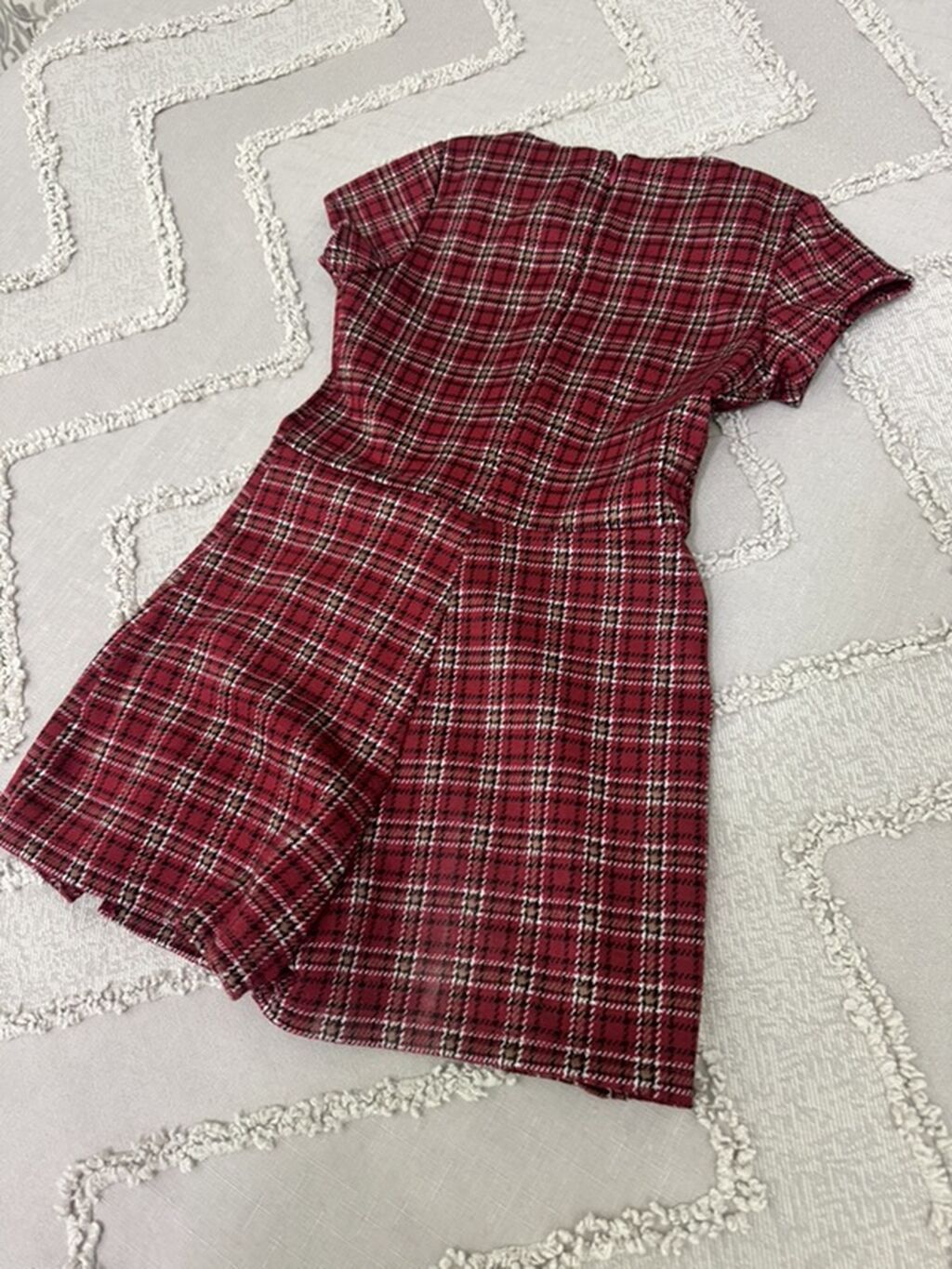 Qırmızı-qara-ağ rəngli xalı (plaid) naxışlı qız uşaq donu, arxasi — Qızlar üçün köynək və sarafan, Masazır (4)
