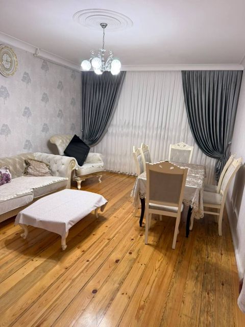 Satılır 4 otaqlı köhnə tikili 110 m² — Bakı