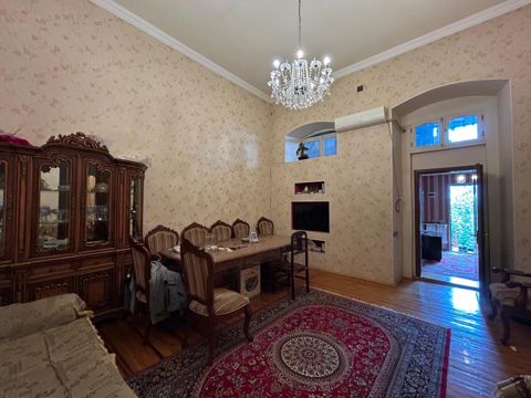 Satılır 4 otaqlı köhnə tikili 120 m² — Bakı
