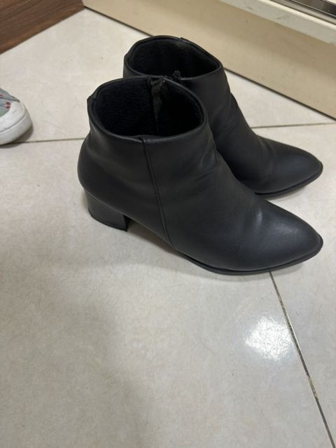 Qadınlar üçün qara qısa çəkmələr - Model: Düz/dar burunlu ankle boot — Bakı