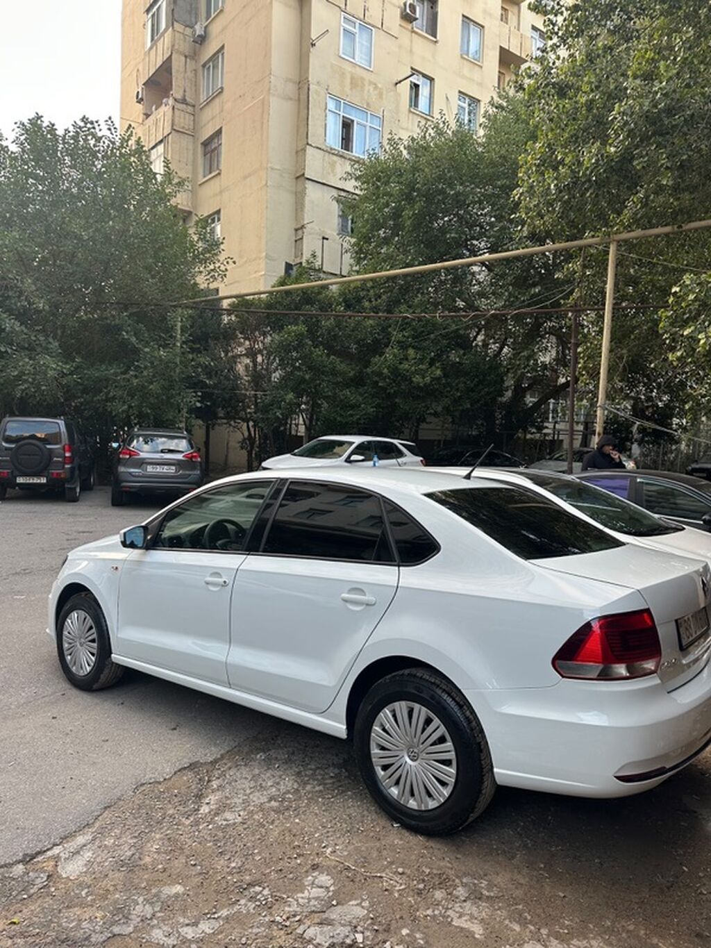 Volkswagen Polo Sedan – ağ rəng, 4 qapılı, şəhər və uzun yol üçün — Avtomobillər, Bakı (2)