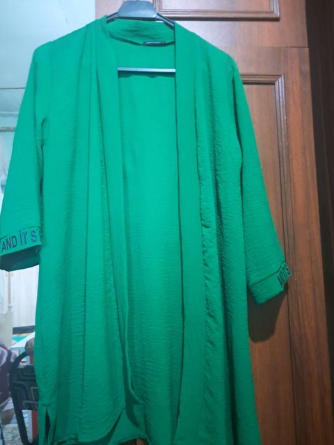2ci əldi Yaşıl rəngli, açıq kəsimli qadın kimono/kardiqan. - Model: ön — Digah