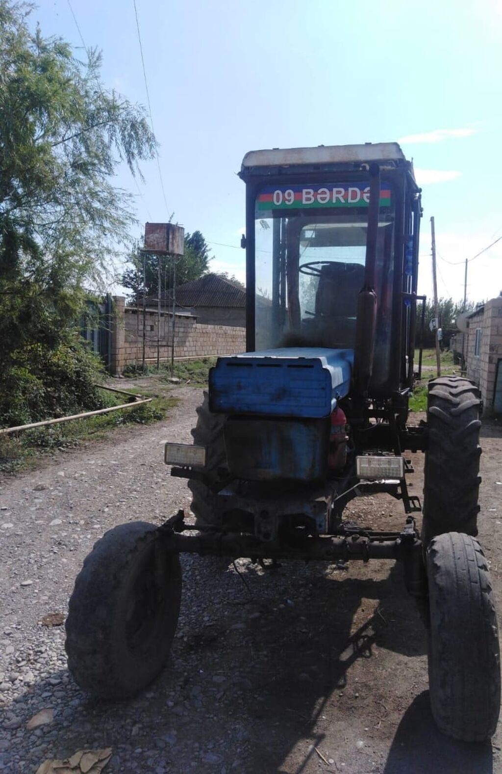 Kənd təsərrüfatı üçün təkərli traktor - Kabinəli konstruksiya: ön və — Traktorlar, Bərdə (2)