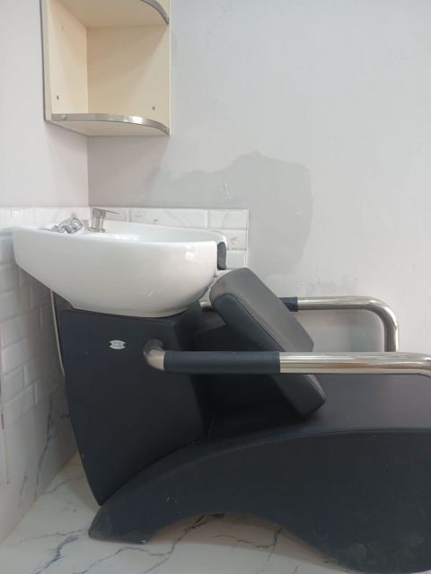 Salondan istifadə üçün yuma bölməsi – komfortlu saç yuma kreslosu və — Pirəkəşkül