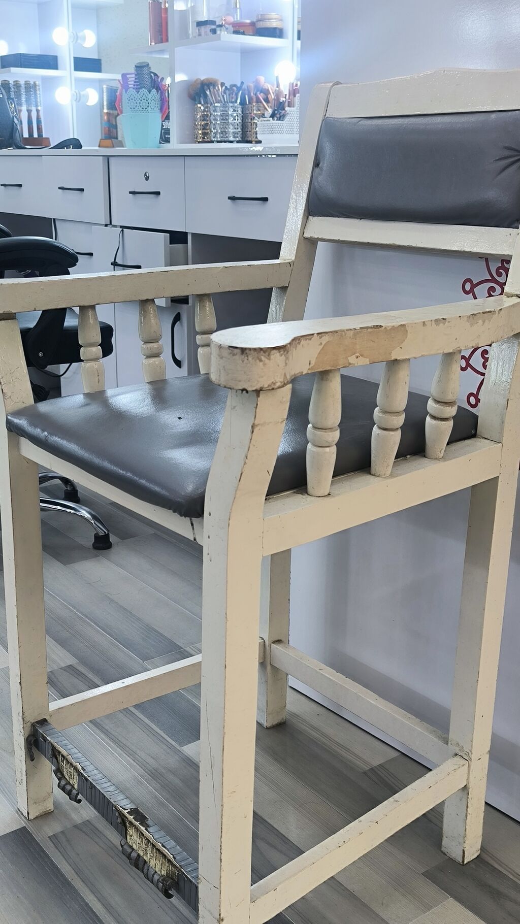 Ünvan Nermanivdadir.uracaqlı kreslo - Material: ağ rəngli taxta — Kreslo, Bakı
