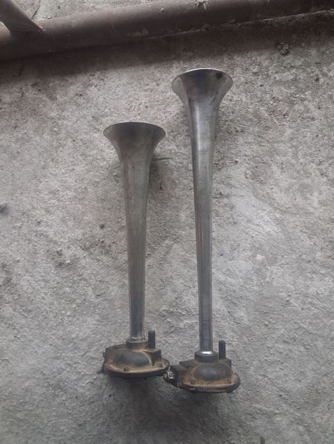İki ədəd metal hava siqnalı (klakson) komplekti. - Tip: İkili truba — Gəncə