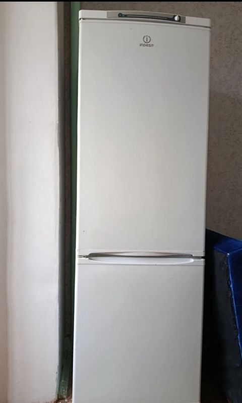 Indesit iki bölməli soyuducu. buzxanasi ela vəziyyətdədir o biri — Saray