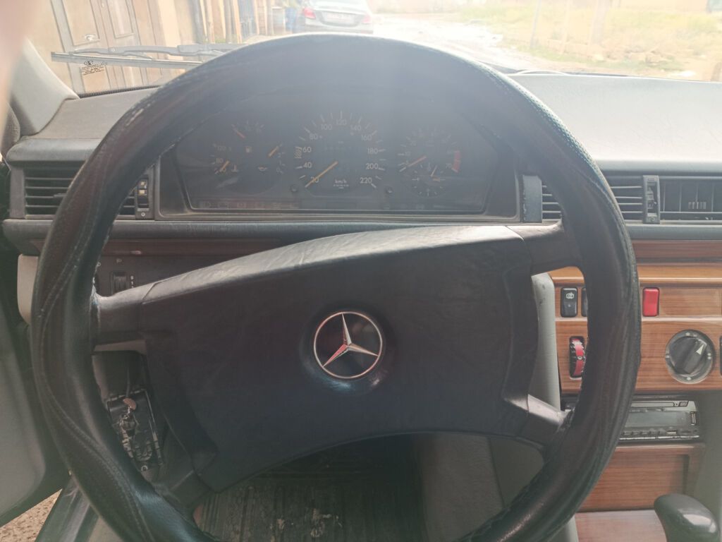 Mercedes-Benz E 200: 2 l 1992 il Sedan — Avtomobillər, Xırdalan (2)