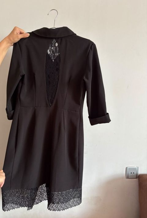 Qara rəngli zərif paltar - Model: düyməli, yaxalıqlı, dizə yaxın — Bakı