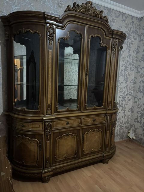 Klassik üslublu böyük vitrin/dolab - Material: massiv ağac və təbii — Digah