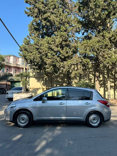 Nissan Tiida hatchback – gümüşü rəng Texniki və dizayn: - Korpus: 5 — Bakı