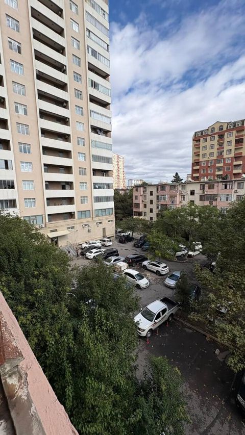 Satılır 4 otaqlı köhnə tikili 103 m² — Bakı