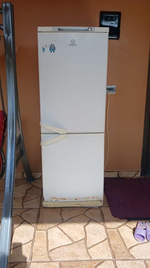İşlənmiş 2 qapılı Indesit Soyuducu Satılır, rəng - Ağ — 165 ₼ · Pirəkəşkül · Soyuducular İşlənmiş 2 qapılı Indesit Soyuducu Satılır, rəng - Ağ — Pirəkəşkül
