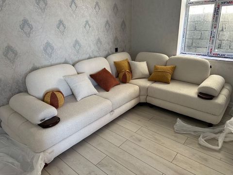 Bucaqlı yumşaq künc divan – bouclé tipli toxumalı krem rəng parça — Masazır