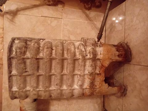 Qazla işləyən köhnə tip divar/otaq sobası (döküm istilik mübadiləçisi) — Bakı